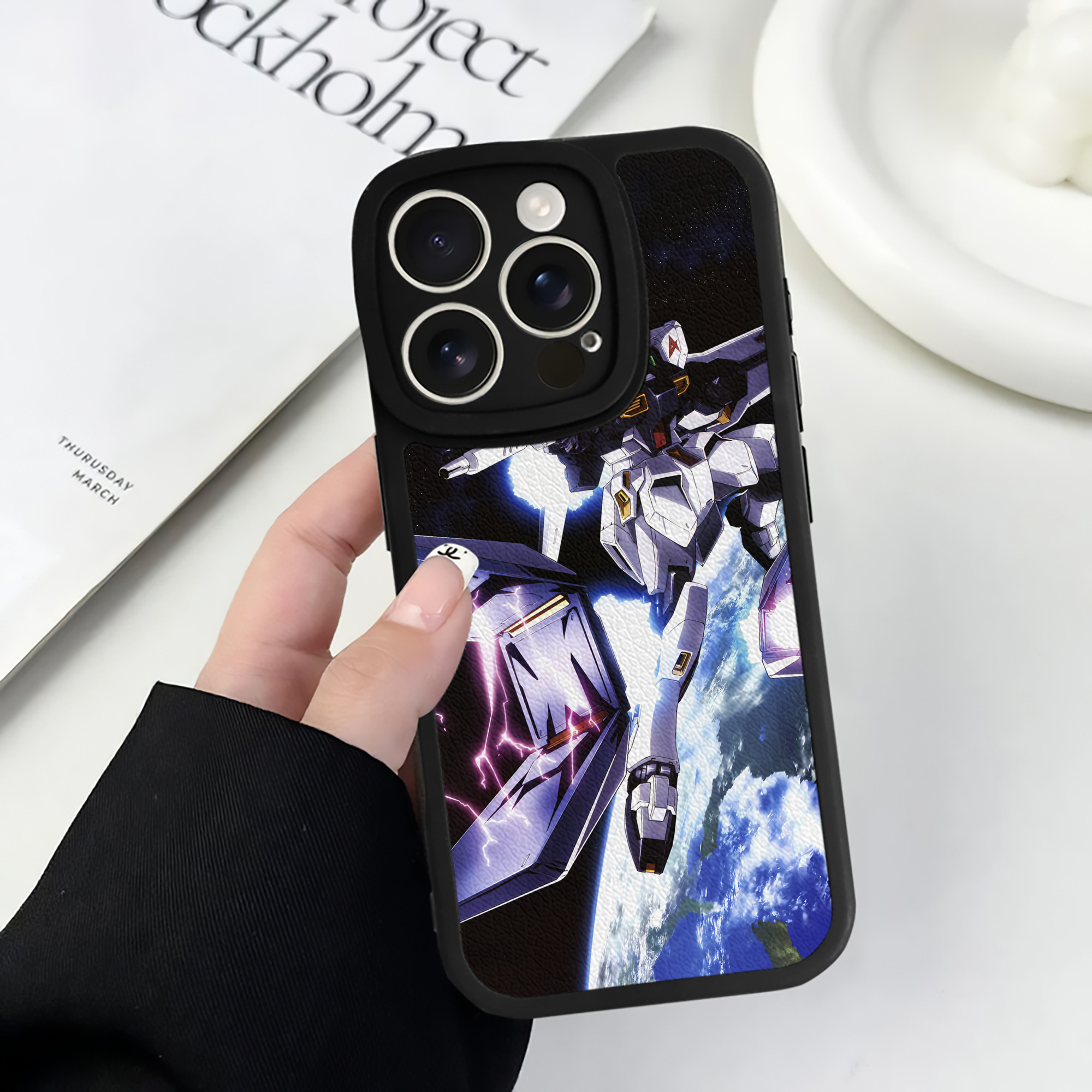 （画像用） 機動戦士ガンダム Mobile Suit Gundam 【iPhone 16シリーズ対応】シリコンスマホケース（レザー調） 材質：シリコン